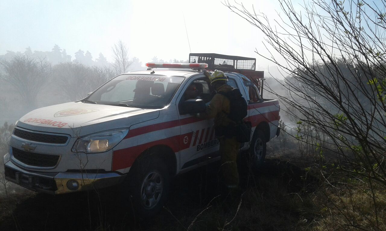 Bomberos de La Calera combaten incendios en la zona