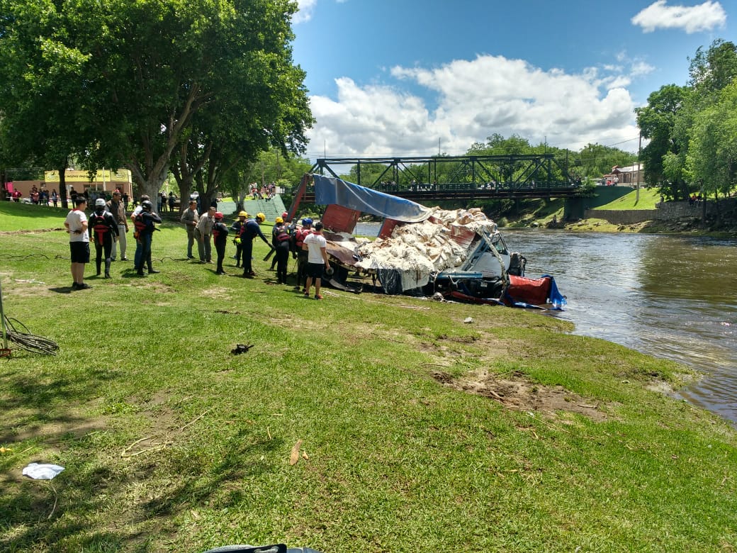 Operativo: participaron Bomberos de la Regional 7 y Brigada de Rescate Acu�tico