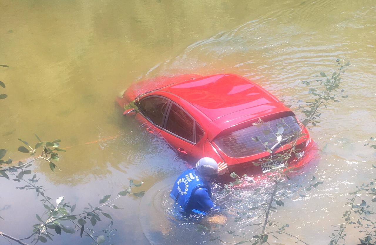 Bomberos de R�o III trabajan en accidente vehicular