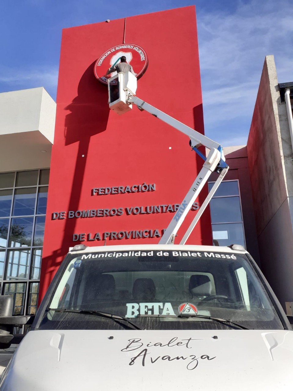 Predio Federativo: colocaci�n de Logo y tareas de Desmalezado