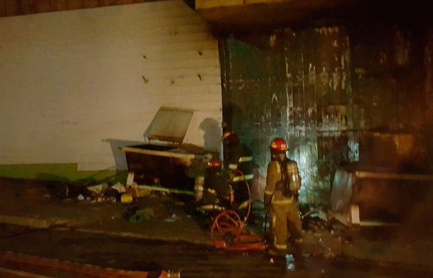 Dotaciones de Calera, Sald�n y R�o Ceballos en incendio de Planta Municipal